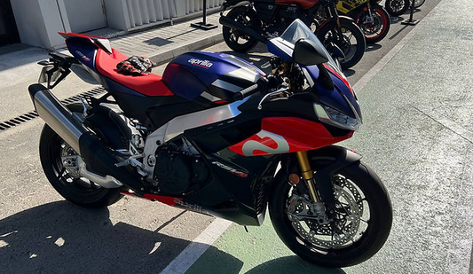 a row of motorcycles parked next to each other